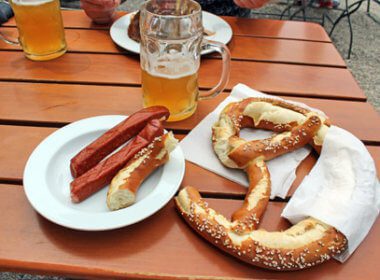 Bayrische Brotzeit mit Brezel, Maß Bier und Wurst
